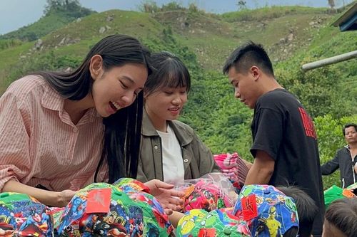 Hoa hậu Thùy Tiên cùng Team châu Phi tiếp tục hành trình Mang điện đến vùng cao