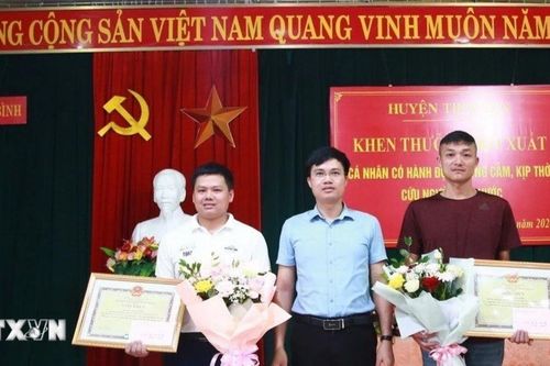Quảng Ninh: Khen thưởng đột xuất hai thanh niên cứu người đuối nước