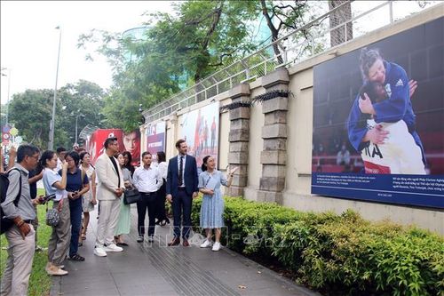 Triển lãm ảnh 'Thể thao và tình hữu nghị' hướng tới Olympic và Paralympic 2024