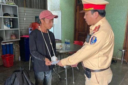CSGT giúp đỡ người đàn ông bị gãy tay, đi bộ 8 ngày để về quê