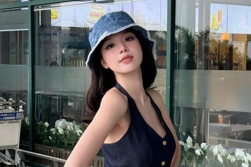 Hoa hậu Thanh Thủy xinh như búp bê ở sân bay, đẳng cấp 'chánh cung' có khác!