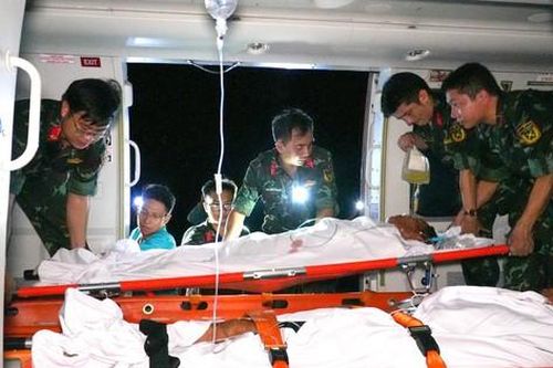 2 bệnh nhân nguy kịch được đưa từ Trường Sa về đất liền bằng máy bay trực thăng