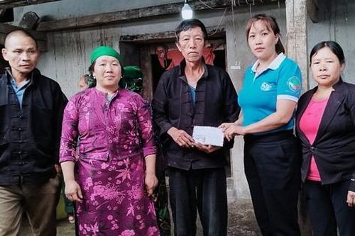 Hội LHPN Hà Giang thăm hỏi gia đình người tử vong do lũ quét, sạt lở đất đá