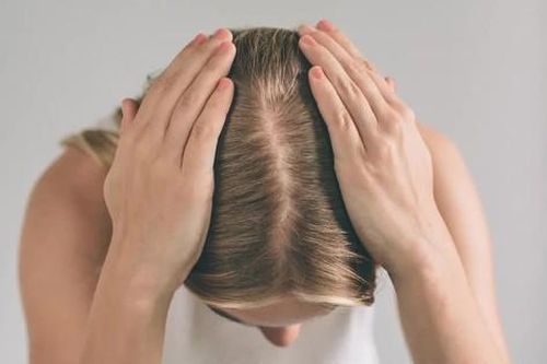 Mùa hè da đầu nổi cục cứng như mụn do đâu?