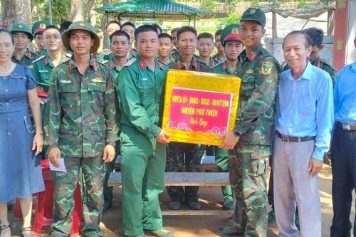 Tiếp thêm động lực để chiến sĩ mới thi đua hoàn thành nhiệm vụ