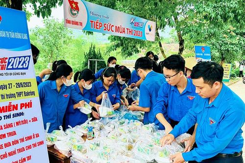 Giúp học sinh bằng những hoạt động tình nguyện