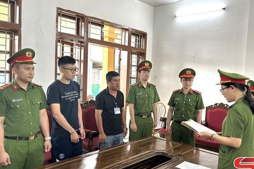 Lợi dụng lòng tin của khách hàng, nhân viên ngân hàng chiếm đoạt hơn 1,3 tỷ đồng.
