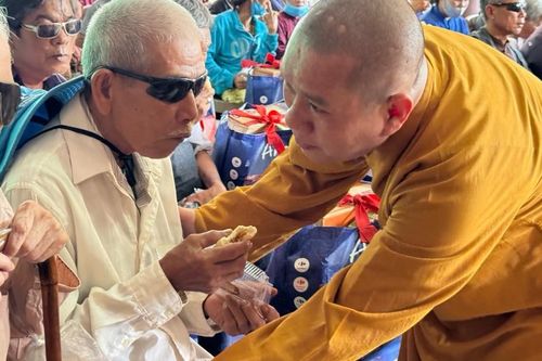 Thiền tự Phước Quang (Đồng Nai) tặng quà đến bà con người mù, khuyết tật