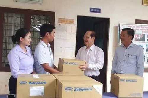Bình Phước: Công ty CP Dược phẩm SaVipharm tặng thuốc Trạm Y tế xã Lộc Tấn (Lộc Ninh)