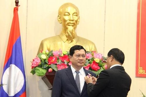 Phó Chủ tịch Thường trực HĐND TP. Đà Nẵng nhận Huân chương Tự do của Nhà nước Lào