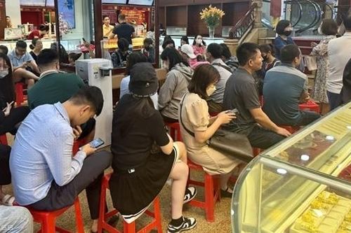 Cân nhắc lợi, hại trước khi xếp hàng mua vàng