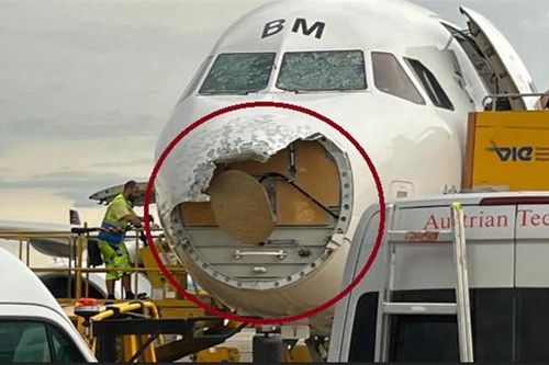 Máy bay của Austrian Airlines toác mũi vì mưa đá