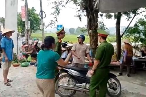 Sự thật về clip chiến sĩ Công an ôm cổ người đàn ông giữa chợ