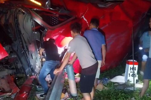 Bàn giao thi thể lái xe ô tô đầu kéo tự gây tai nạn trên đèo