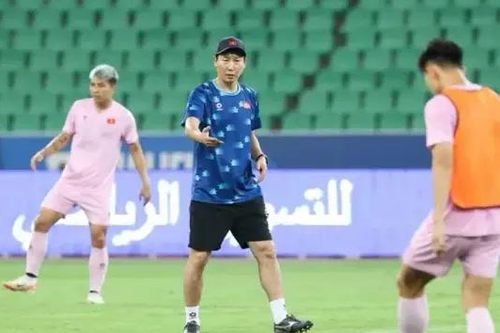 Đội tuyển Việt Nam làm quen sân Basra International