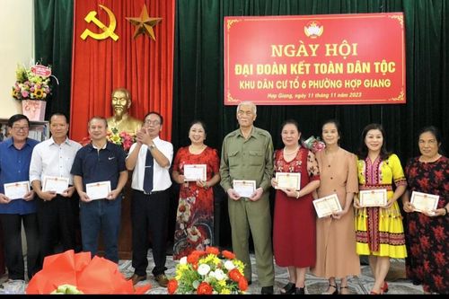 Chi bộ Tổ dân phố 6, phường Hợp Giang học Bác bằng những việc làm thiết thực
