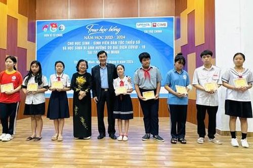 Quỹ Vừ A Dính trao học bổng trị giá hàng tỷ đồng cho học sinh, sinh viên vượt khó