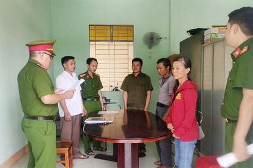 Thấy chồng lén lút trồng nhiều cây thuốc phiện, vợ tố giác đến công an