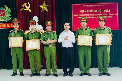Khen thưởng lực lượng bắt giữ 3 'trai làng' gây ra hàng loạt vụ cướp giật