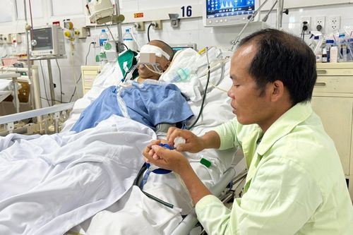 Thiếu nữ 16 tuổi gặp nạn khi mò cua bắt ốc lo cho 2 em, phải lọc máu mỗi ngày