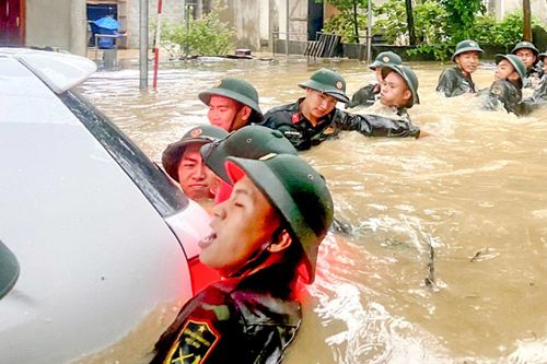 Công an, bộ đội dầm mình trong mưa lũ giúp dân chạy lụt