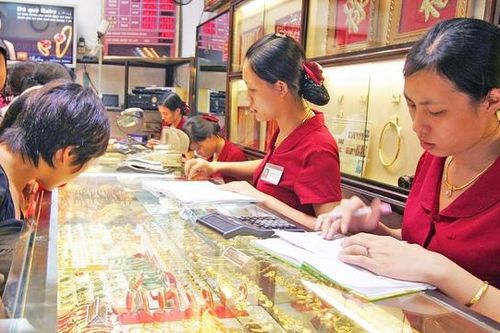 Người mua bán vàng sẽ bị đánh thuế, chuyên gia nói gì?