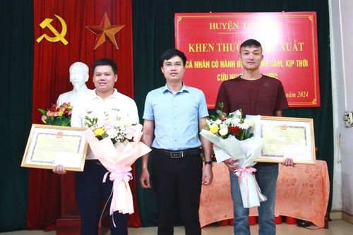 Dũng cảm cứu người bị nước lũ cuốn trôi, 2 thanh niên được khen thưởng đột xuất