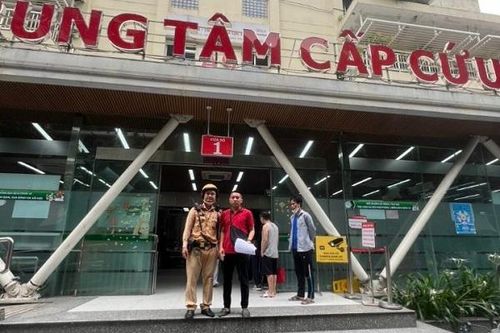 CSGT mở đường kịp thời đưa nạn nhân ngưng tim đi cấp cứu