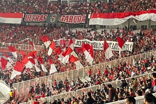Bắt quả tang cổ động viên Indonesia mang rượu, pháo sáng vào sân