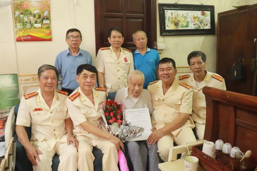 Đại tá Nguyễn Thanh Đức, nguyên Phó Giám đốc Công an Hà Nội tham gia Hội cựu Công an nhân dân quận Hai Bà Trưng