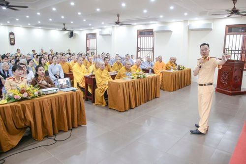 Tăng cường tuyên truyền trật tự an toàn giao thông với tăng ni, Phật tử