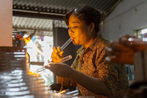 Hà Nội: Độc đáo nghề 'ôm' lò lửa 'bán hơi' kiếm tiền