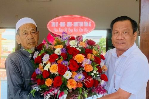 An Giang: Thăm, chúc mừng Tết Roya Haji