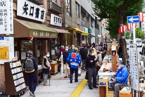 Bí quyết để quận sách cũ ở Tokyo 'ăn nên làm ra' giữa kỷ nguyên số