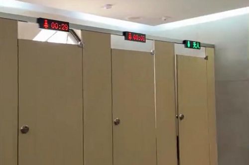 Toilet ở Trung Quốc gắn đồng hồ hẹn giờ