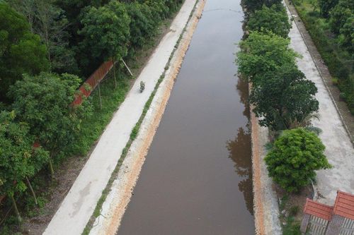Nước kênh đổ trực tiếp ra sông Bắc Hưng Hải bất ngờ đổi màu bất thường