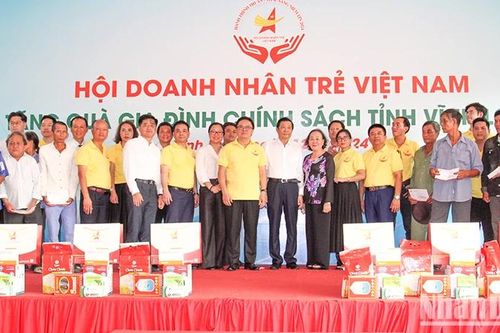 Trung ương Hội Doanh nhân trẻ Việt Nam tặng quà và trao nhà tại Vĩnh Long