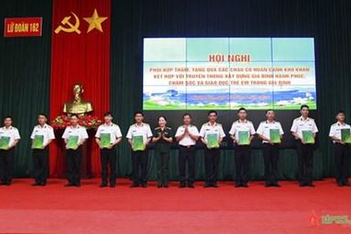 Ủy ban Dân số, Gia đình và Trẻ em Bộ Quốc phòng thăm, tặng quà tại Lữ đoàn 162