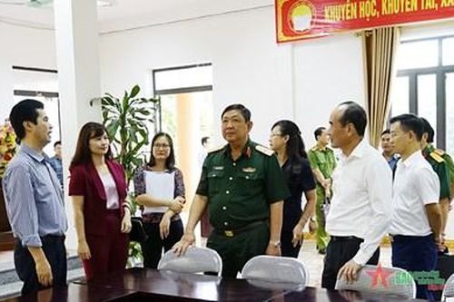 Thượng tướng Huỳnh Chiến Thắng làm việc tại Lào Cai