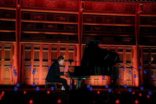 Đêm diễn đầy cảm xúc của nghệ sĩ piano lừng danh Steve Barakatt tại Đại Nội Huế