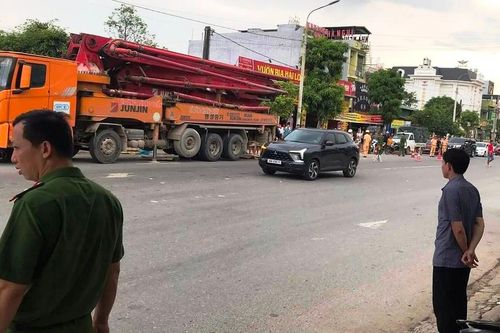 Ba ông cháu ở Thanh Hóa bị xe bơm bê tông cuốn vào gầm, 2 người tử vong