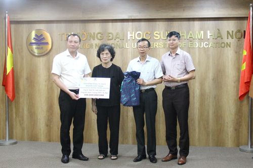 Gia đình cố NGƯT Nguyễn Viết Thịnh tặng Quỹ HSSV vùng khó 150 triệu đồng