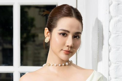 Ngắm diễn viên Phan Minh Huyền gợi cảm ở tuổi 34