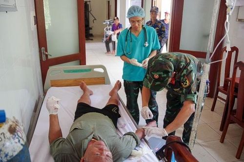 Trung tâm y tế thị trấn Trường Sa cấp cứu ngư dân gặp nạn