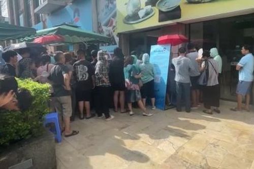 Hà Nội: Người dân vẫn xếp hàng dài từ sáng sớm chờ mua vàng