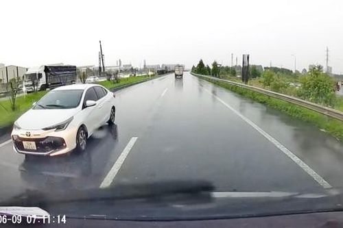 Nhiều lái xe ngăn chặn buộc ô tô con đi ngược chiều cao tốc phải quay đầu