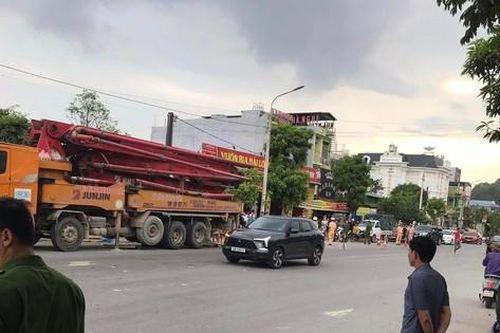Ba ông cháu ở Thanh Hóa bị cuốn vào gầm xe bơm bê tông, hai người tử vong