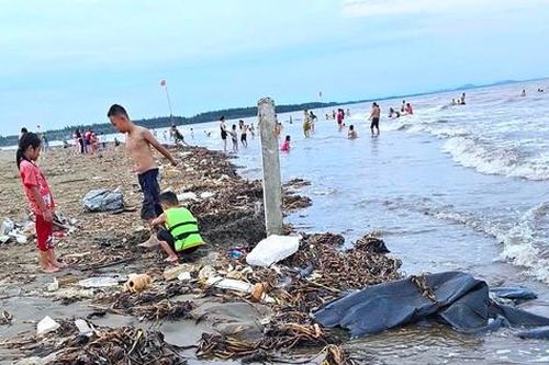 Bãi biển đẹp ở Nghệ An 'ngộp thở' vì rác thải
