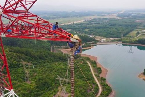 Công nhân cheo leo 'ôm trụ', đẩy tiến độ dự án đường dây 500kV mạch 3 qua Hà Tĩnh