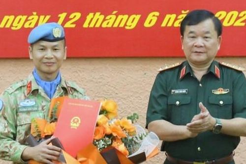 Thượng tá Trương Anh Tuấn thực hiện nhiệm vụ tại trụ sở Liên Hợp Quốc